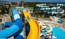 İzmir'de gençlere ücretsiz aqua park: Eğlencenin tadını çıkarttılar