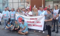 İzmir'de sağlık çalışanlarından zincirli protesto