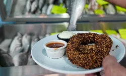 İzmir'de yeni bir lezzet: Levreği gevreğe dönüştürdü