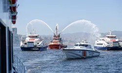 İzmir'de Kabotaj Bayramı coşkusu: Körfezde renkli görüntüler