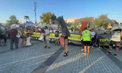 Katliam yasasını köpek maskeleriyle protesto ettiler