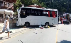 Muğla'da tur otobüsü kaza yaptı:  O anlar saniye saniye görüntülendi