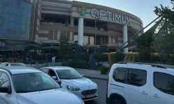 İzmir Optimum AVM'de faciadan dönüldü: Tavan kalıbı otomobilin üzerine düştü