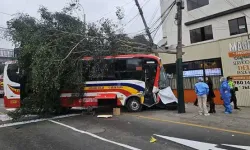 Kontrolden çıkan otobüs yaya geçidine daldı: 1 ölü, 31 yaralı