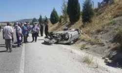 Manisa'da korkunç kaza: Takla atan otomobilden burunları kanamadan kurtuldular