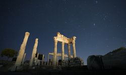 Bergama Akropolü'nde yıldızlı gece: Perseid meteor yağmuru gözlemlendi