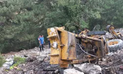 Bergama'da korkunç kaza: İş makinesi uçurumdan düştü