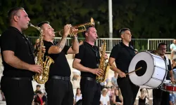 Bornova'da yaz akşamları böyle geçiyor: Çamdibi Atatürk Parkı'nda müzik şöleni