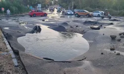 Bodrum'da su çilesi: Ana isale hattı patlayınca yol köstebek yuvasına döndü