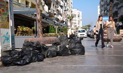 İzmir'de çalışanlar iş bıraktı: Toplanmayan çöpler tepki çekti