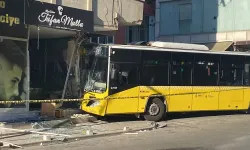 Beblediye otobüsü, kuaför dükkanına daldı, bina tahliye edildi