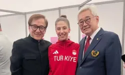 Milli Tekvandocu Meryem Betül Çavdar madalyasını Jackie Chan’den aldı