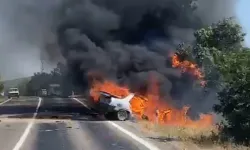 Manisa'da kaza yapan otomobil alev topuna döndü:  2'si çocuk 5 kişi yaralandı