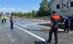 Otoyolda korkutan olay: Tırdan asit döküldü, yol trafiğe kapatıldı