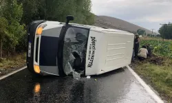 Afyon'da işçi minibüsü devrildi: 10 yaralı