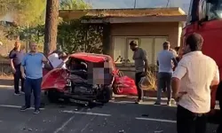 Aydın'da korkunç kaza: Tır ile kafa kafaya çarpışan otomobilin sürücüsü hayatını kaybetti