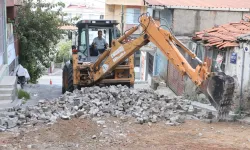 İzmir'in kanayan yarasına merhem: Bayraklı'nın bozuk yolları yenileniyor