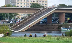 Almanya'da facianın eşiğinden dönüldü: Dresden'de köprü çöktü