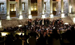 Efes Antik Kenti'nde muhteşem konser: Andres Gabetta sahne aldı