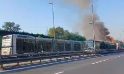 İstanbul'da hareketli saatler: Metrobüste yangın çıktı