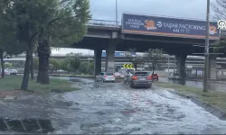 İzmir sağanak yağışa teslim oldu: Mahsur kalanlar kurtarıldı