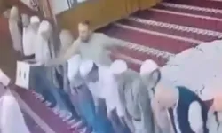 Manisa'da ilginç olay: Namaz kıldıran imama tabure ile vurdu