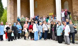 Gördesli kadınlar Manisa'daki tarihi mekanları gezdi