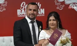 Böylesi görülmedi: Damat, gelini nikah masasına vinçle getirdi