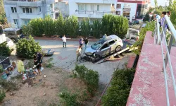 İzmir'de feci kaza: Otomobil 10 metre yüksekten apartmanın bahçesine düştü