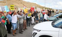 İzmir'de kentsel dönüşüm projesi hak sahipleri yol keserek eylem yaptı