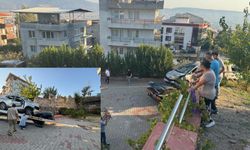 İzmir'de ilginç kaza: Yoldan çıkan otomobil apartman bahçesine uçtu