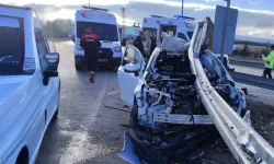 Afyonkarahisar'da feci kaza: Bariyerlere çarpan otomobildeki 1 kişi öldü, 4 kişi yaralandı