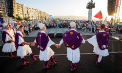 İzmir'de Balkan ezgileri: 18’inci Uluslararası Balkanlılar Halk Dansları Festivali başladı