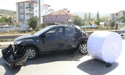 Facianın eşiğinden dönüldü: Kağıt bobini otomobilin üzerine düştü