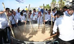 Kuşadası Sokak Festivali’nde 5 bin kişilik keşkek ile rekor denemesi yapıldı