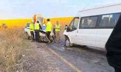 Öğrenci servisi ile kamyonet çarpıştı: 8 yaralı