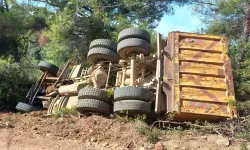 Muğla'da feci kaza: Devrilen kamyonun sürücüsü öldü