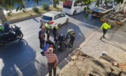 Polise sinirlenen sürücü, ekip motosikletine uçan tekme attı