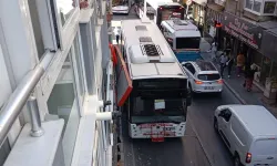 Yeşilyurt'ta trafik çilesi: Otobüsler tabelalara çarpıyor