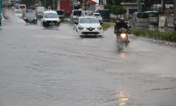 İzmir sağanağa teslim: Caddeler su altında kaldı