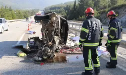 Denizli'de kaza: Hurda yüklü araç hurdaya döndü