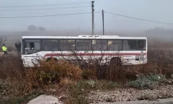 İzmir'de korkutan kaza: ESHOT otobüsü yoğun siste yoldan çıktı