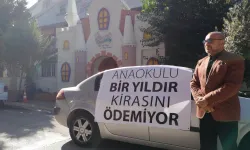 İzmir'de anaokulu önünde şaşırtan pankart: Bir yıldır kirasını ödemiyor