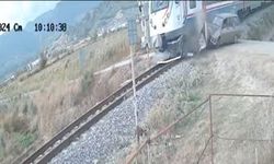 Manisa’da korkutan kaza: Yolcu treni ile otomobil çarpıştı