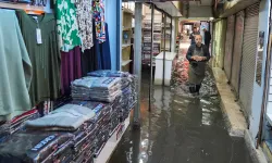 Kemeraltı'nın altyapı yapılmayan yerleri ilk yağmurda göle döndü