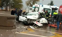 Kontrolden çıkıp bariyere çarptı: Otoyol gişelerinde korkunç kaza!