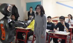 Türkiye'nin ilk insansı yapay zekalı robotu: Ada, Balıkesir'de öğretmenliğe başladı