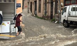 İş yerlerini su bastı, vatandaş zor anlar yaşadı: İzmir'i sağanak vurdu