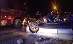 Denizli'de korkunç kaza: Ağaca çarpıp şarampole devrilen araçta 1 kişi öldü, 3 kişi yaralandı