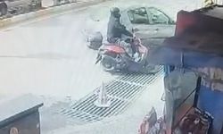 Aydın’da motosiklete çarpan otomobil sürücüsü kaçtı: Kaza anı kamerada